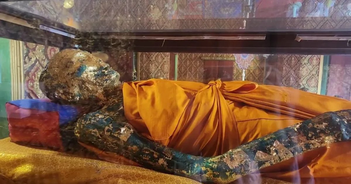 僧侣每一年都会替高僧更换长袍，并贴上金箔。 （图取自面子书/ขอนแก่นลิงก์ Khon Kaen Link）