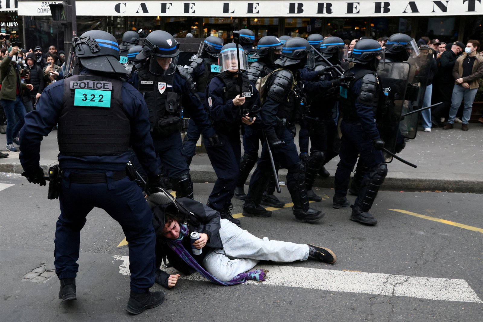 法国镇暴警察在示威冲突中逮捕了一名抗议者。（图取自路透社）