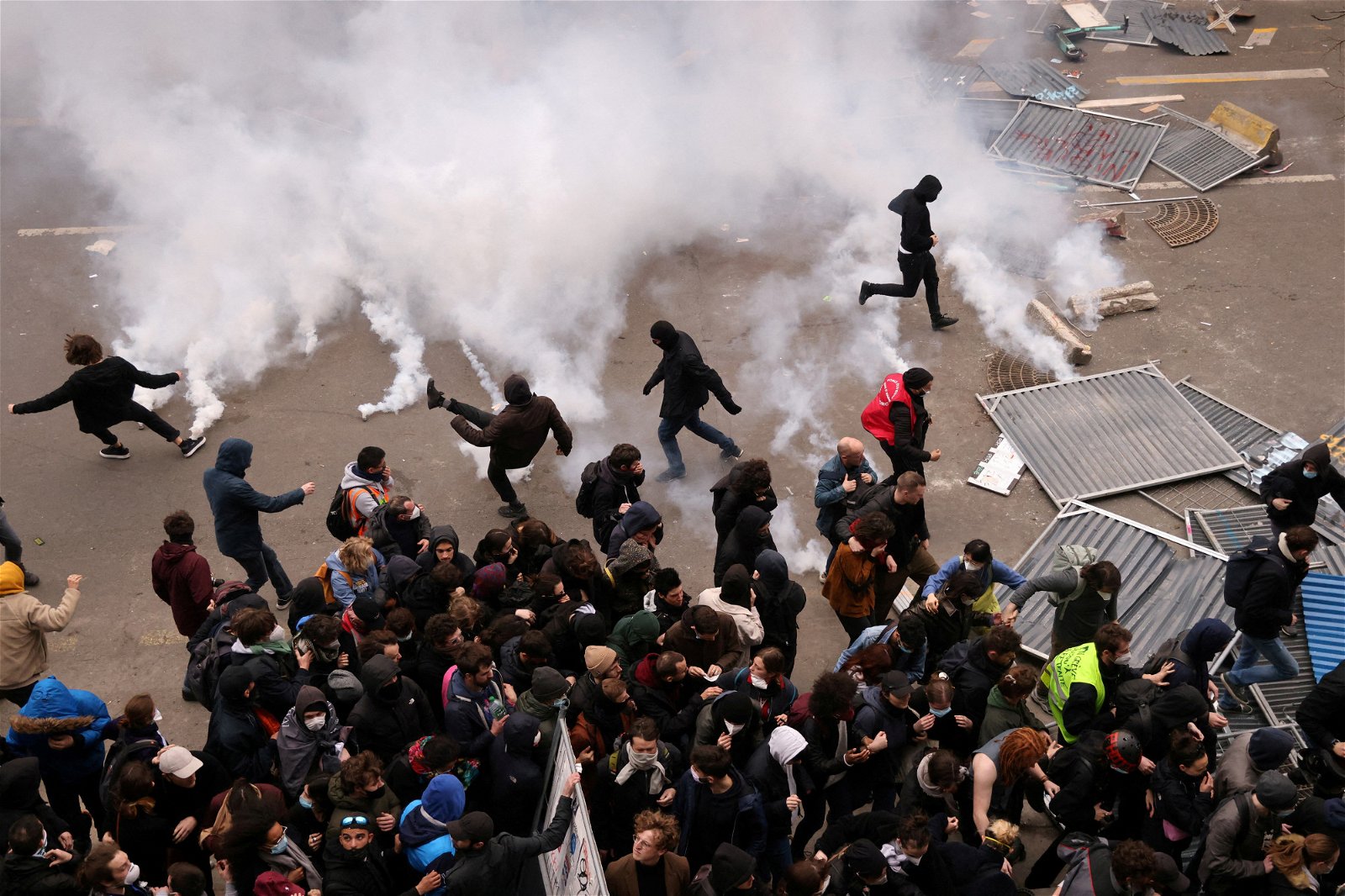 抗议者在示威冲突中把警方的催泪弹反投掷回去。（图取自路透社）