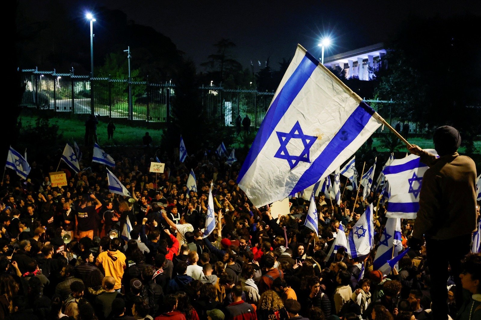 大批耶路撒冷的民众走上街头，抗议总理内塔尼亚胡开除司法部长加兰特。（图取自路透社）