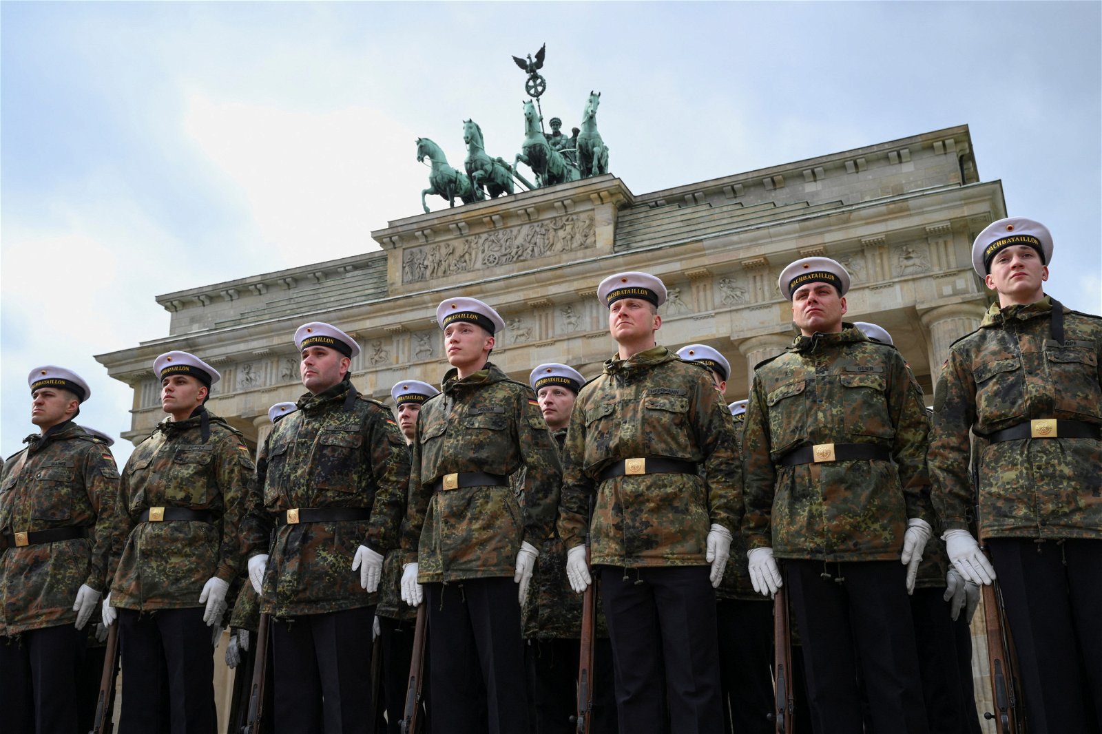 德国仪仗队周三在柏林的勃兰登堡门前彩排，准备迎接到访的英国国王查尔斯三世。（图取自路透社）