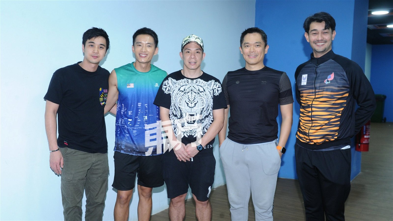 吕杨（左起）、陈泽耀、谢儮好、郑建国及马来艺人拿督法立卡米尔，在接受大马媒体联访后合照。