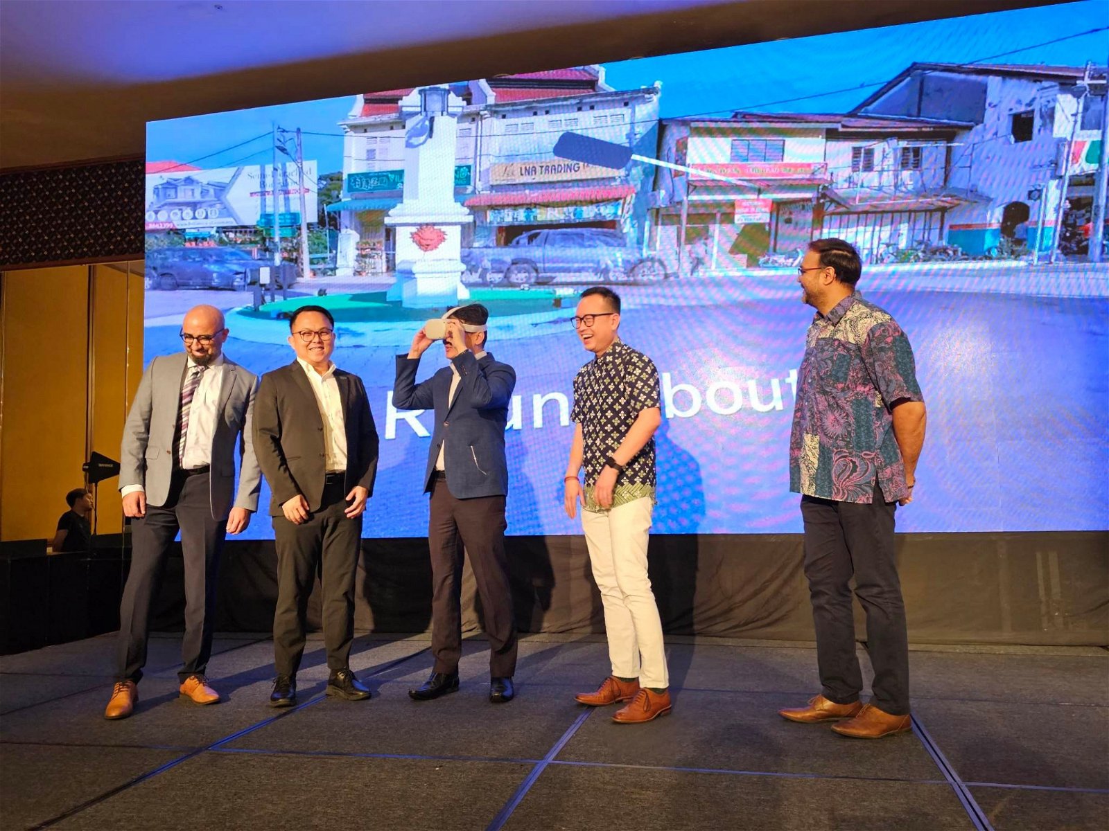 杨顺兴（中）使用VR眼镜，尝试“ 虚拟实境槟城”，以查看槟城各个旅游景点。