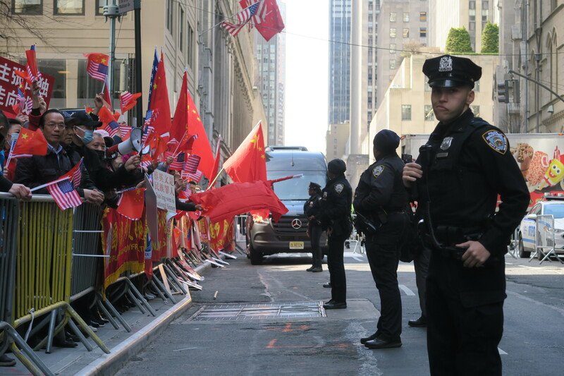 蔡英文周三过境美国纽约，警方严阵以待，紧盯在她下榻酒店对街抗议的中方人士。（图取自中央社）