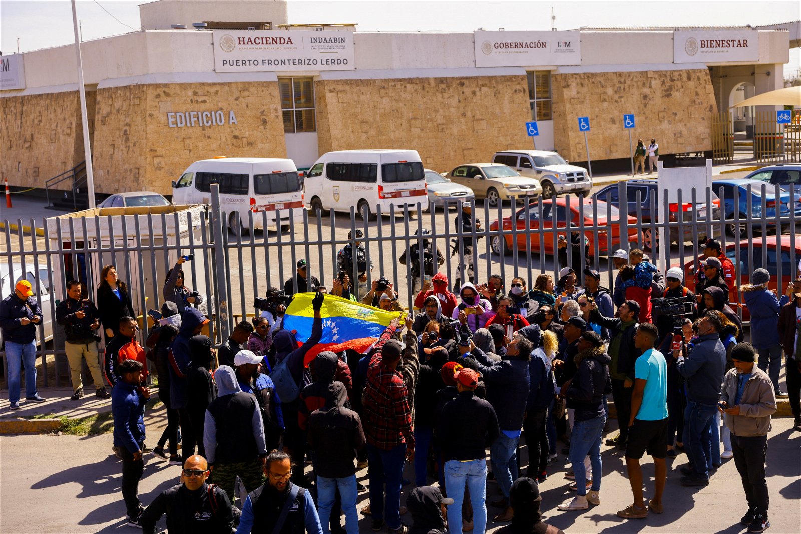 墨西哥华雷斯城移民拘留中心周一晚间发生火灾后，人们在国家移民局大楼外抗议。（图取自路透社）