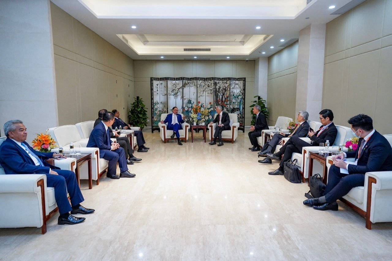 首相安华与新加坡总理李显龙在2023年海南博鳌亚洲论坛开幕仪式之前进行两国双边会谈，历时30分钟。