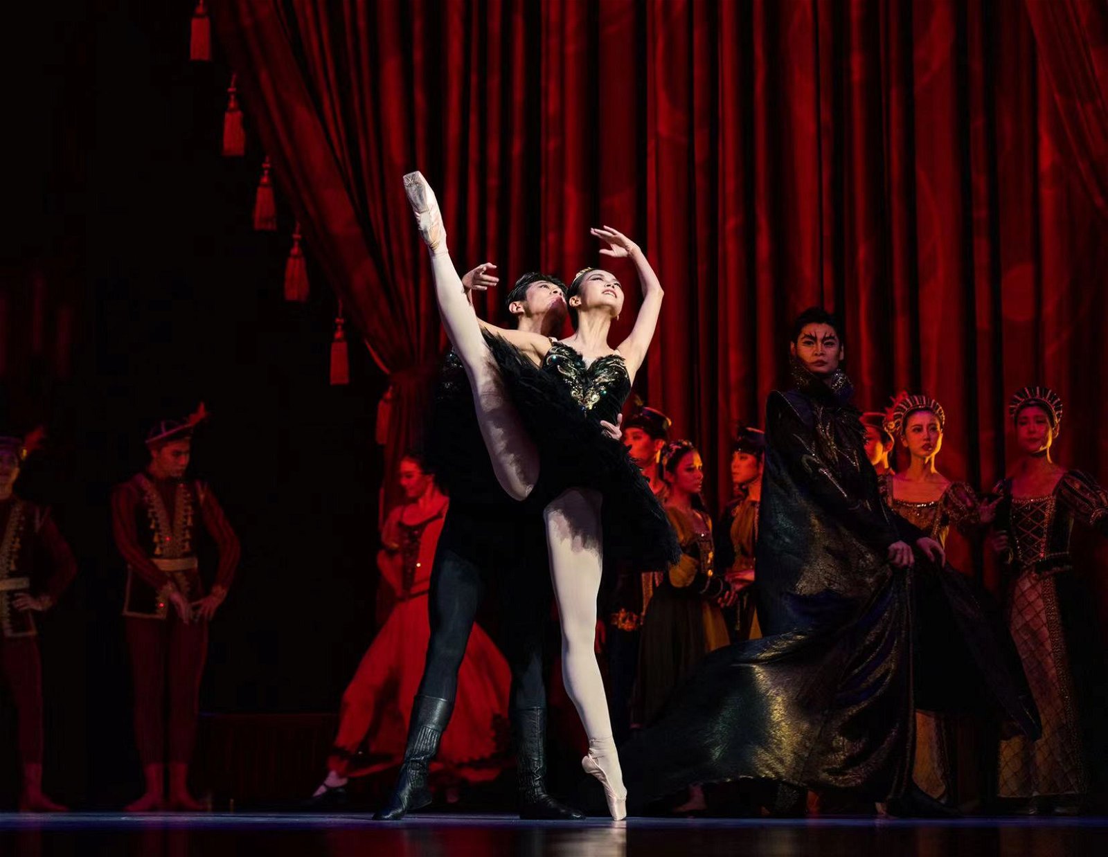 舞者以优美的芭蕾舞姿演绎《天鹅湖》精彩片段。