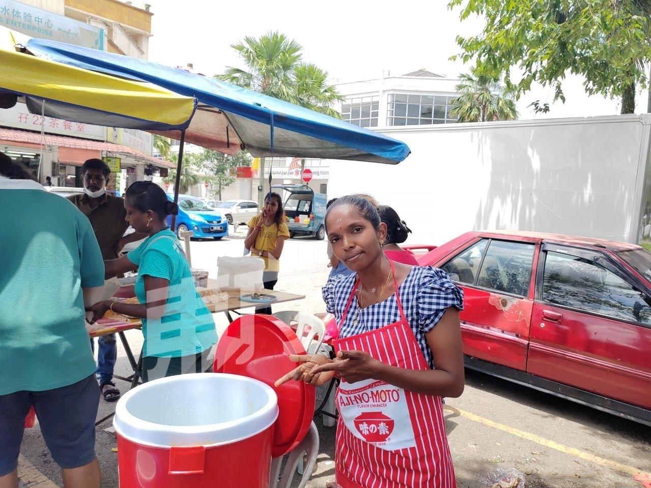 莎吉达感谢顾客对于她椰浆饭的支持，图为她向媒体展示快卖完的椰浆饭。