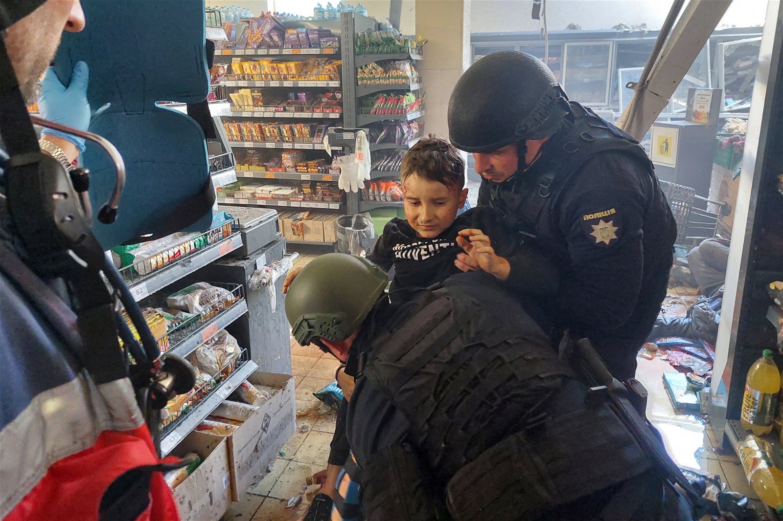 当地超市也成为俄军炮击目标，事后警察到场协助受伤的孩子。（图取自法新社）