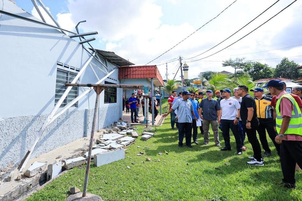 新山马芝迪马来甘榜多达176间房屋遭到狂风破坏，翁哈菲兹（前左3）周四视察当地灾情。（图取自翁哈菲兹面子书）