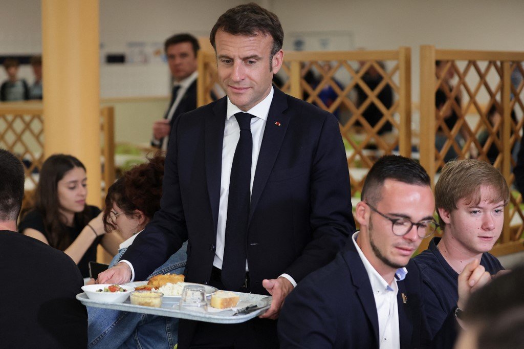 法国总统马克龙当地时间周四，在法国西部滨海夏朗德省桑特市的职业高中视察时，与当地学生一同交流和用餐。（图取自法新社）