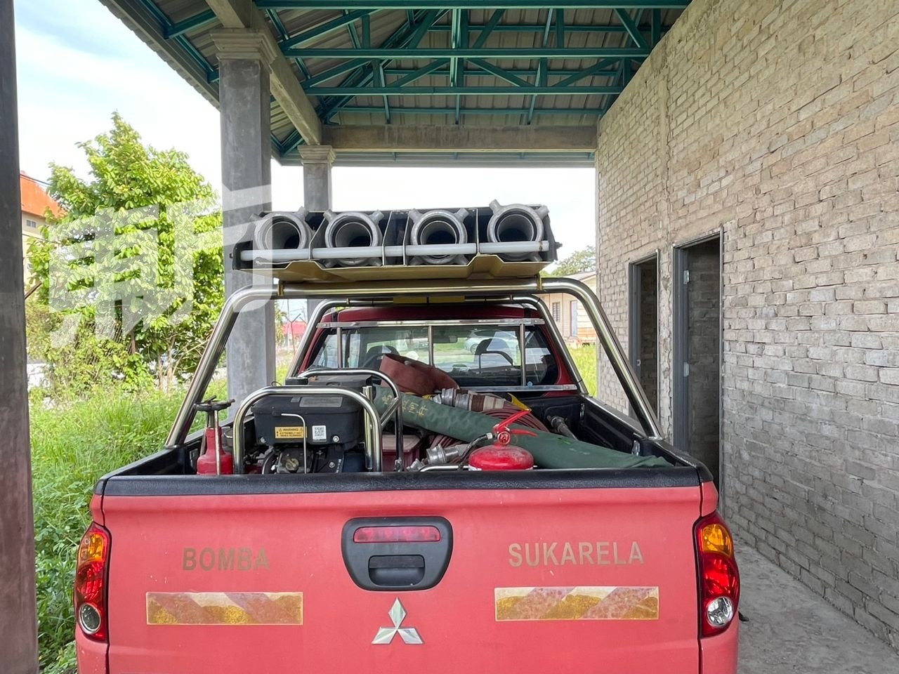 重建工程遥遥无期，所有的防火配备也只能寄放在消拯车上以及新村各处。
