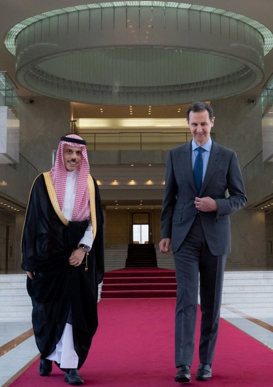 沙地阿拉伯外长费萨尔亲王4月18日访问大马士革，重启两国外交关系。图为费萨尔亲王与叙利亚总统巴沙尔并肩而行。（图取自SANA/路透社）