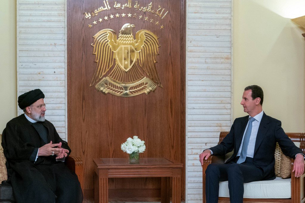 伊朗总统莱希（左）在上周四造访大马士革，并会晤叙利亚总统巴沙尔。（图取自SANA/法新社）