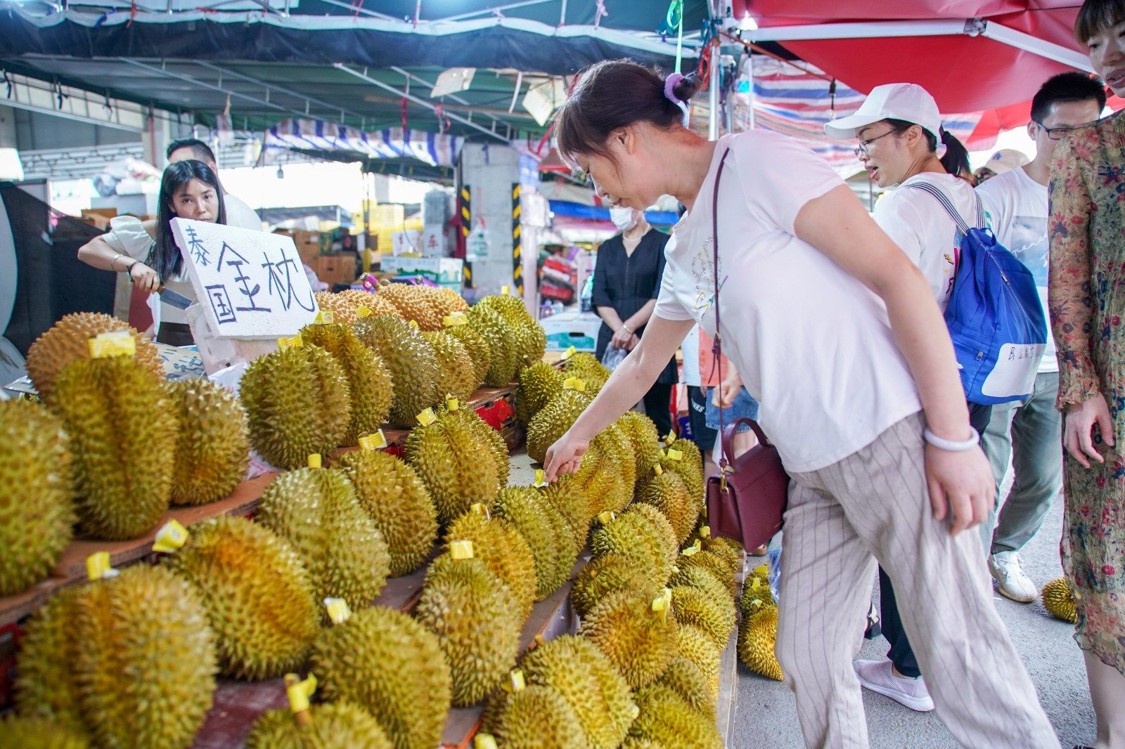 有市民在南宁农产品交易中心选购来自泰国的“金枕头”榴梿。（图取自中新社）