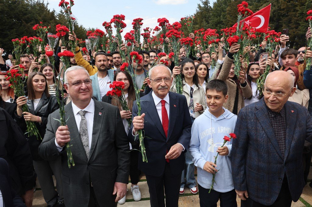 反对派候选人奎里达欧鲁（左2）上周六（13日）在支持者的簇拥下，步行前往土耳其共共和国建立者凯末尔的陵墓。（图取自法新社）
