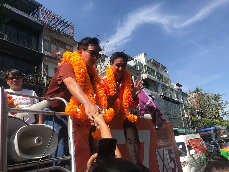 前进党主席披塔（左）在上周六（13日）以车队扫街方式拜票，受到支持者热烈欢迎。（图取自中央社）