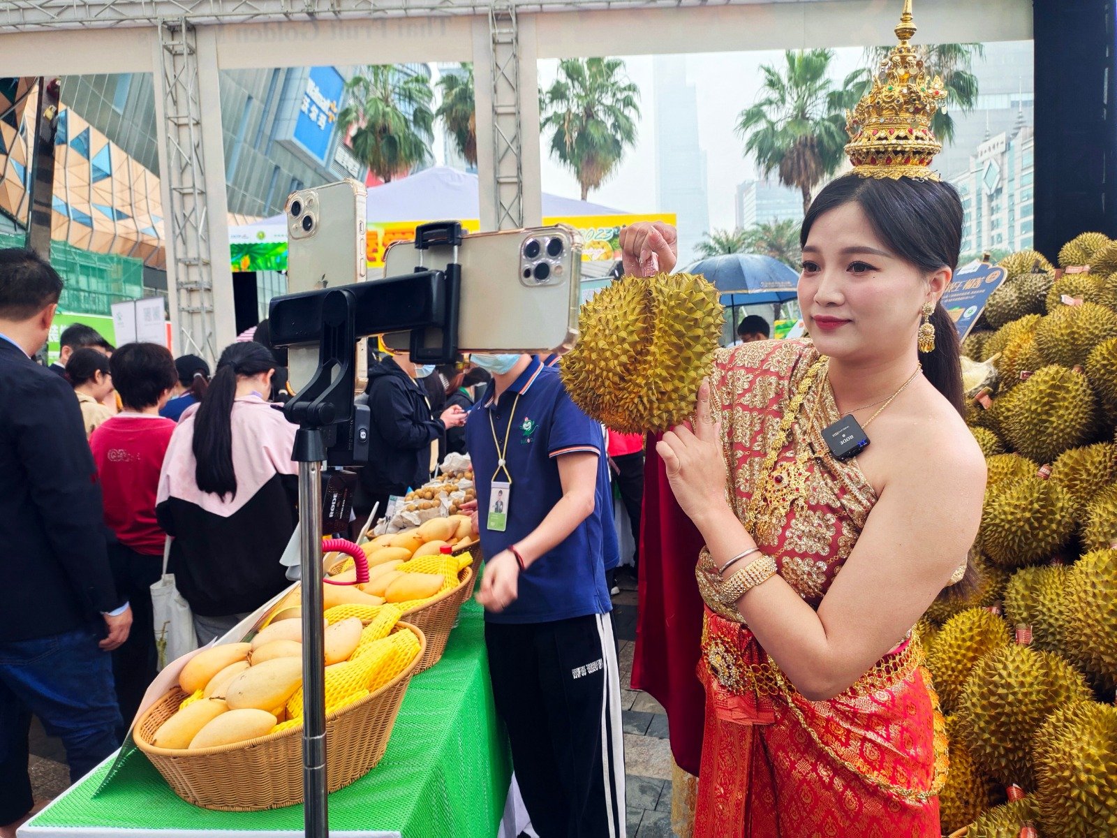 “泰爱你——2023年泰国水果节”活动上周六（13日）在广西南宁市启幕，直播人员在向网民推介泰国榴梿。 （图取自中新社）