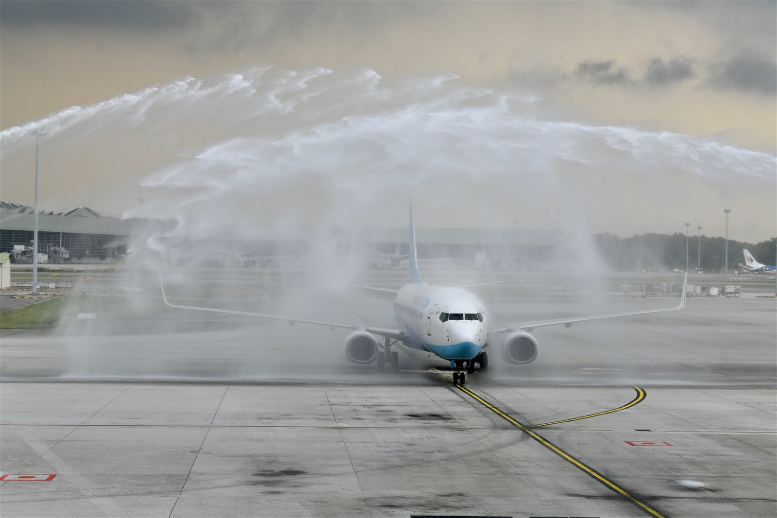 从重庆飞抵大马的厦门航空首航班机，在机坪接受水门礼。