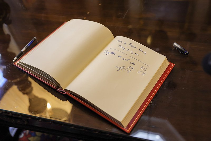 乌克兰总统泽伦斯基当地时间周一访问英国，与首相苏纳克商议对乌军援，并在首相乡间别墅访客留言簿写下“我们会一起赢”字句。（图取自英国首相府/中央社）