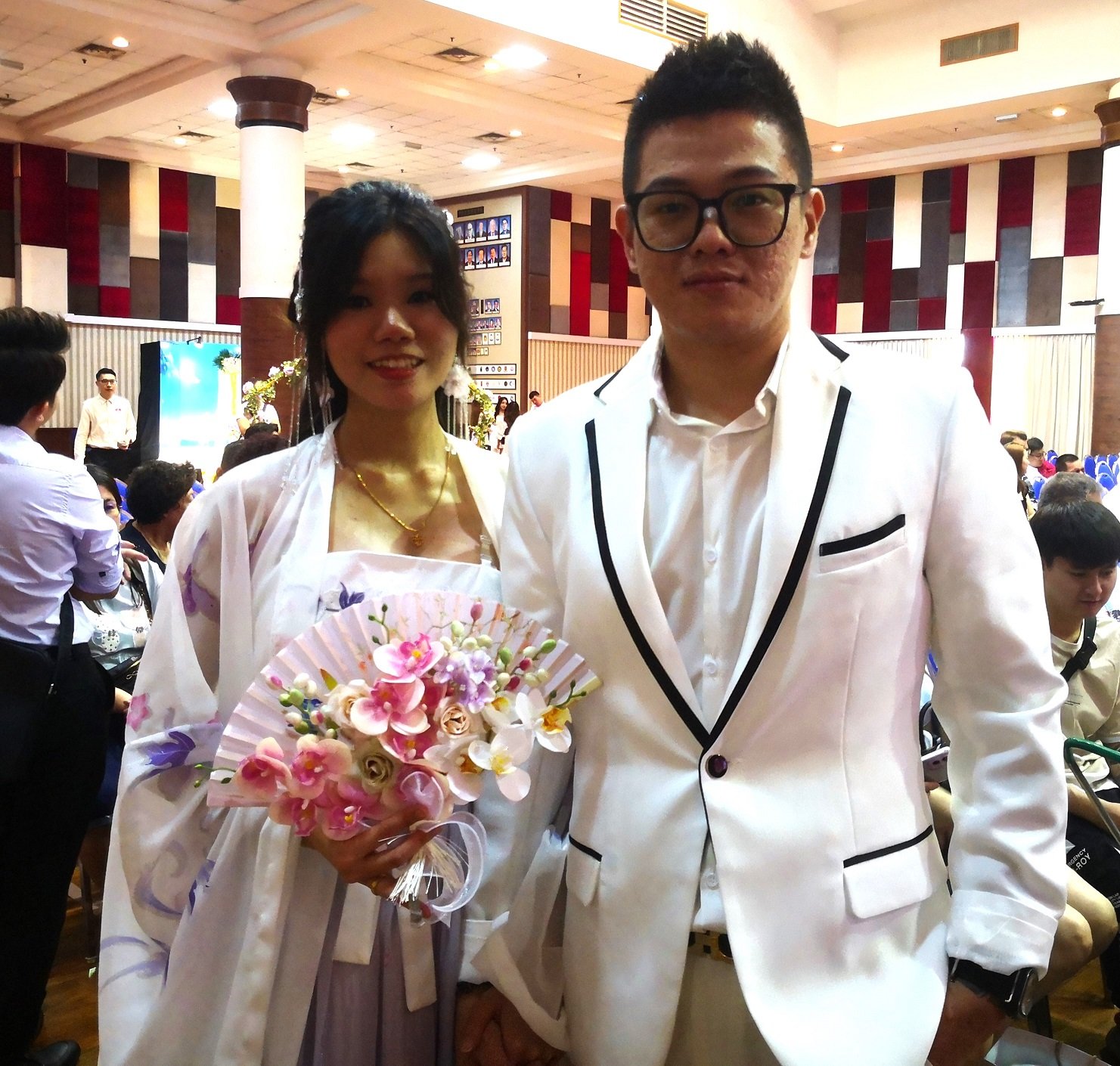 以韩式礼服搭配中式西装的徐可尔与杨丰毓从25对新人中脱颖而出，中选全场最佳服装奖。