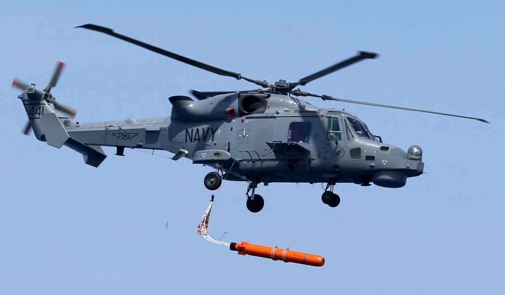 菲律宾海军AW159反潜直升机，周五在菲律宾总统小马科斯的检阅下，发射一枚假鱼雷演示海军能力。（图取自法新社）