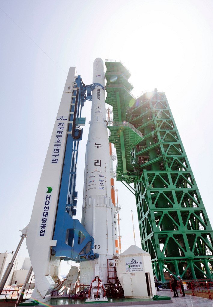 韩国自研运载火箭“世界”号，竖直固定在罗老宇航中心发射台上，准备于周三下午发射。（图取自韩国航空宇宙研究院/法新社）