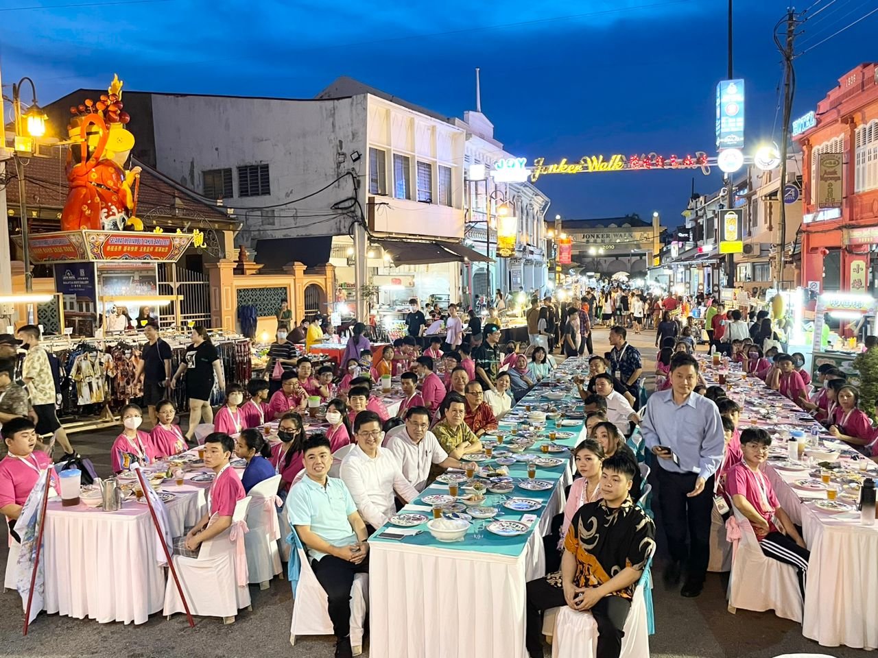 鸡场街迎来百人户外峇峇娘惹文化长桌宴，场面热闹。