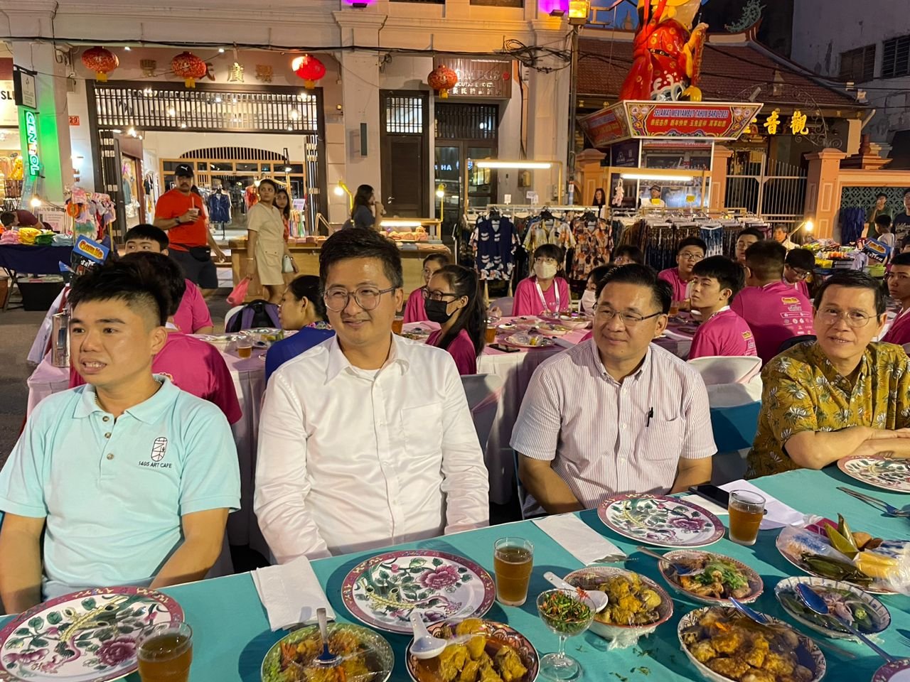 谢守钦（左2起）及颜天禄共同出席峇峇娘惹文化长桌宴。