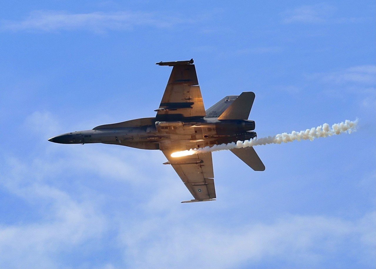 马来西亚的F/A-18D超级大黄蜂战机组成的编队进行空中演习。