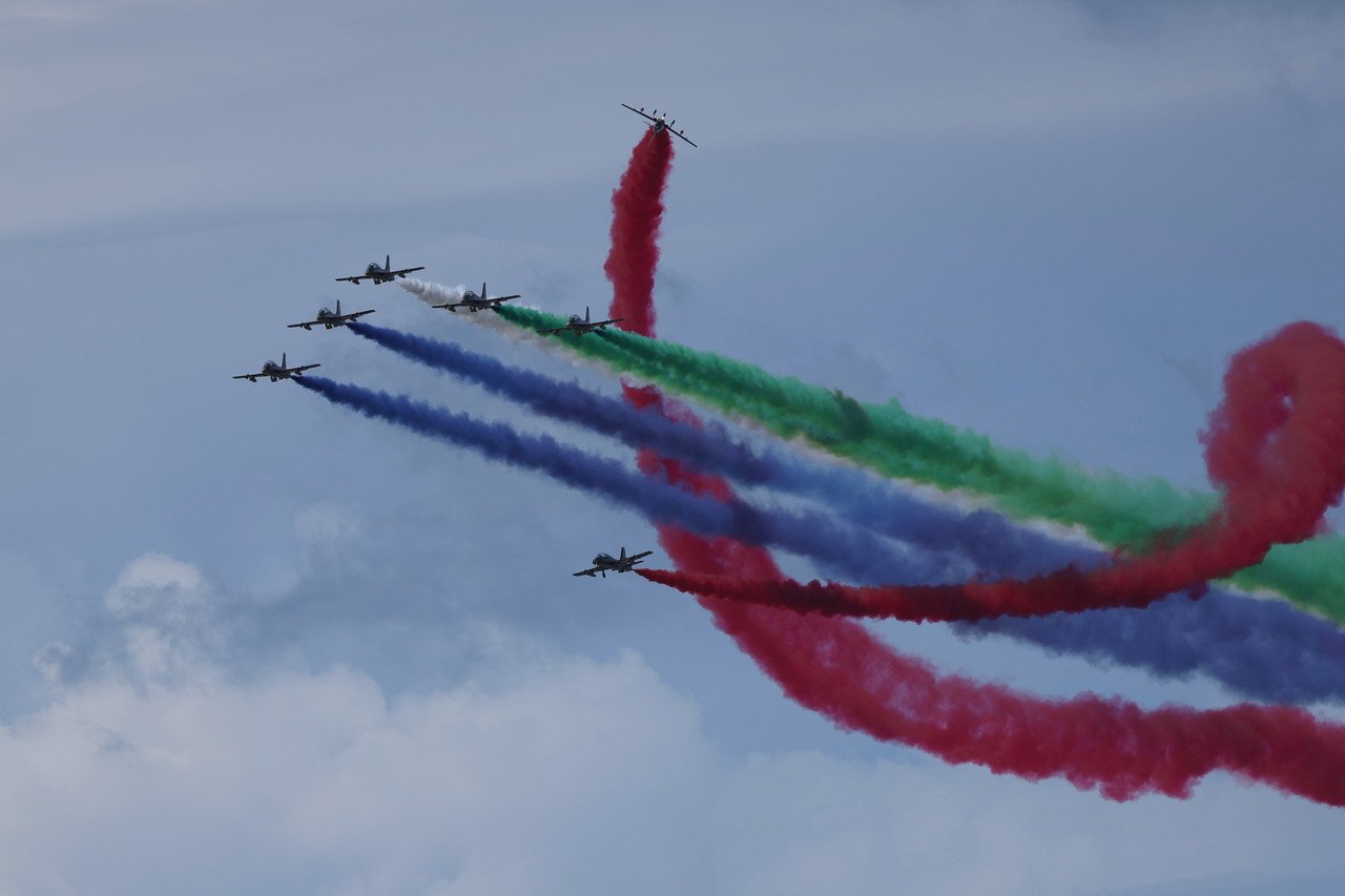 阿拉伯联合大公国的Fursan Al Emarat空中特技队在浮罗交怡国际海空展进行空中特技展示。