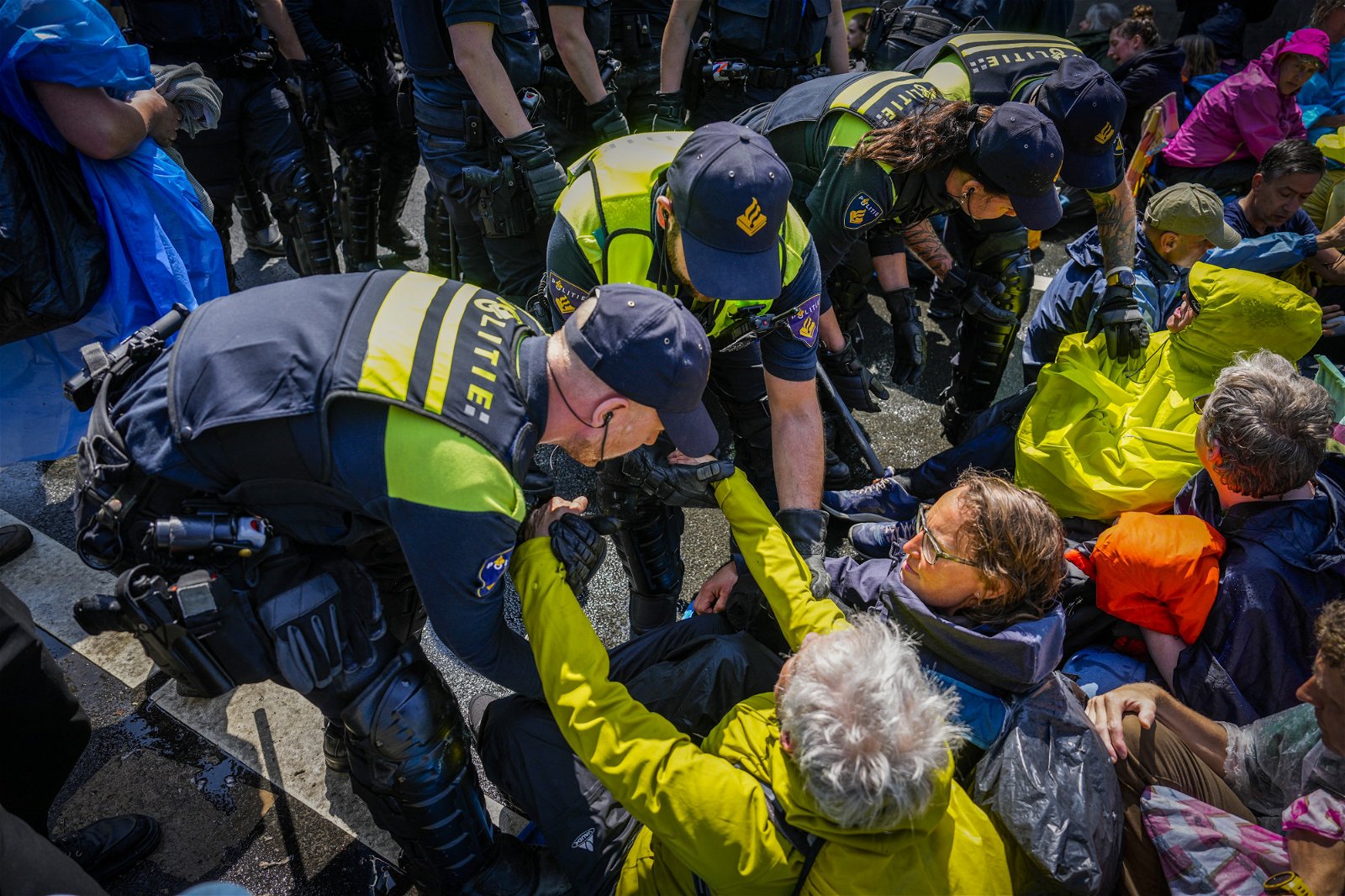荷兰警方表示，跨国环保团体“反抗灭绝”周六在海牙发动示威，共有1500多人被捕。图为警方拉走现场示威人士。（图取自法新社）