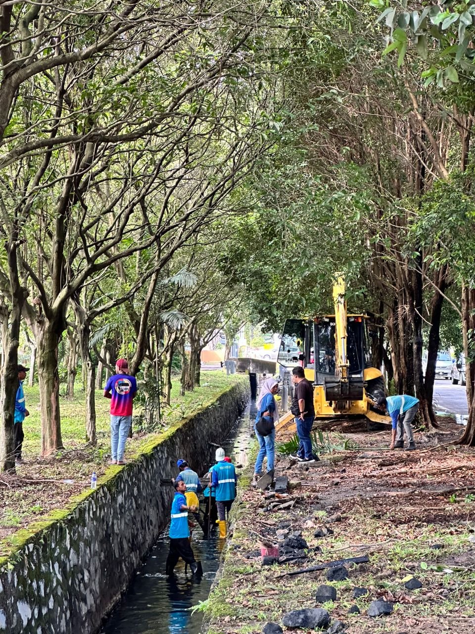 安邦再也市议会固体废料及环境在布雅马瓦路进行清理工作，以暂时解决水灾问题。