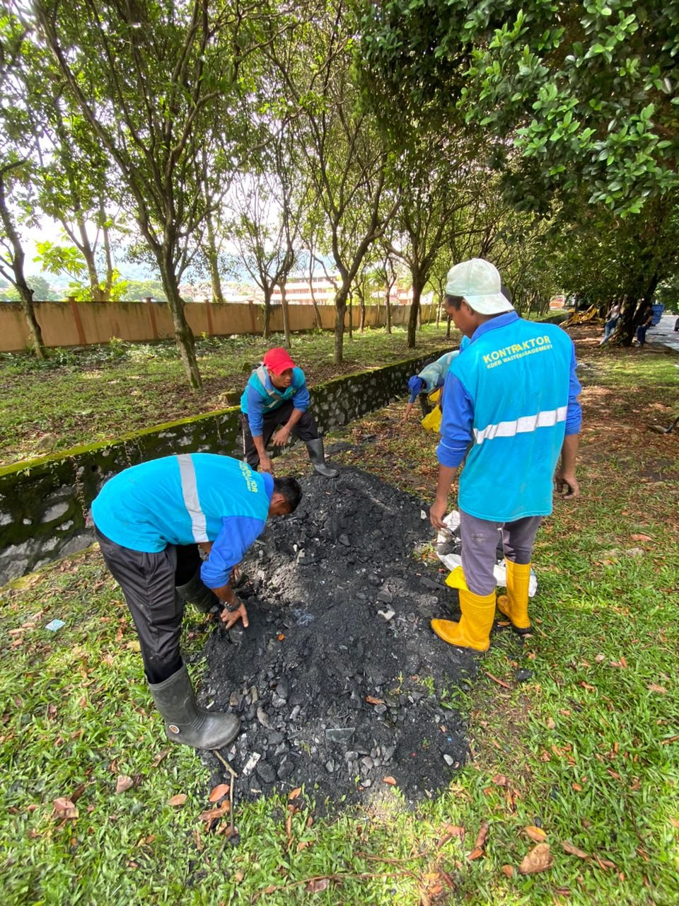 清洁工人在沟渠内挖出大量国积己久的砂石，也是造成阳碍排水系统的问题之一。