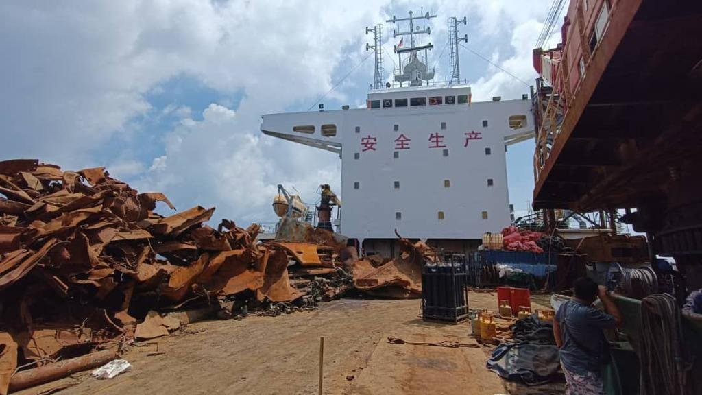 中国福州注册货运船涉嫌打捞彭亨海域的英国旧军舰残骸。