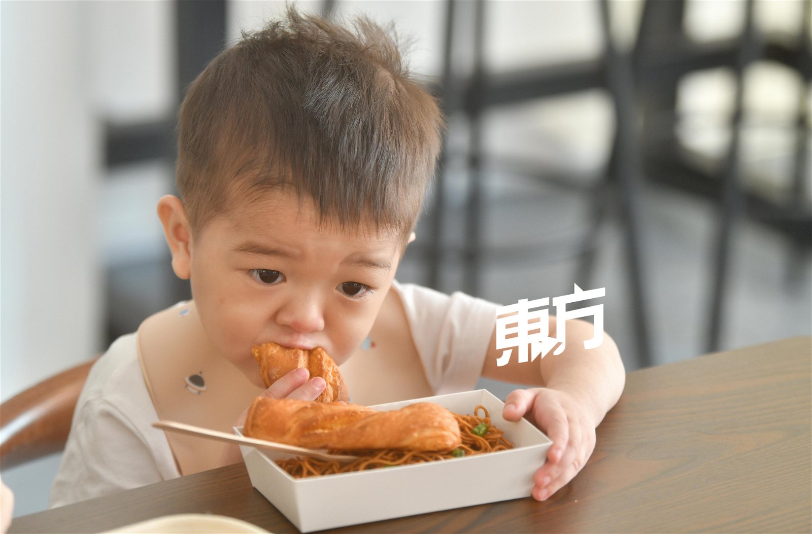 妈妈郑文婷笑说说，儿子张凯昇是一个吃货，看到食物就会按耐不住。