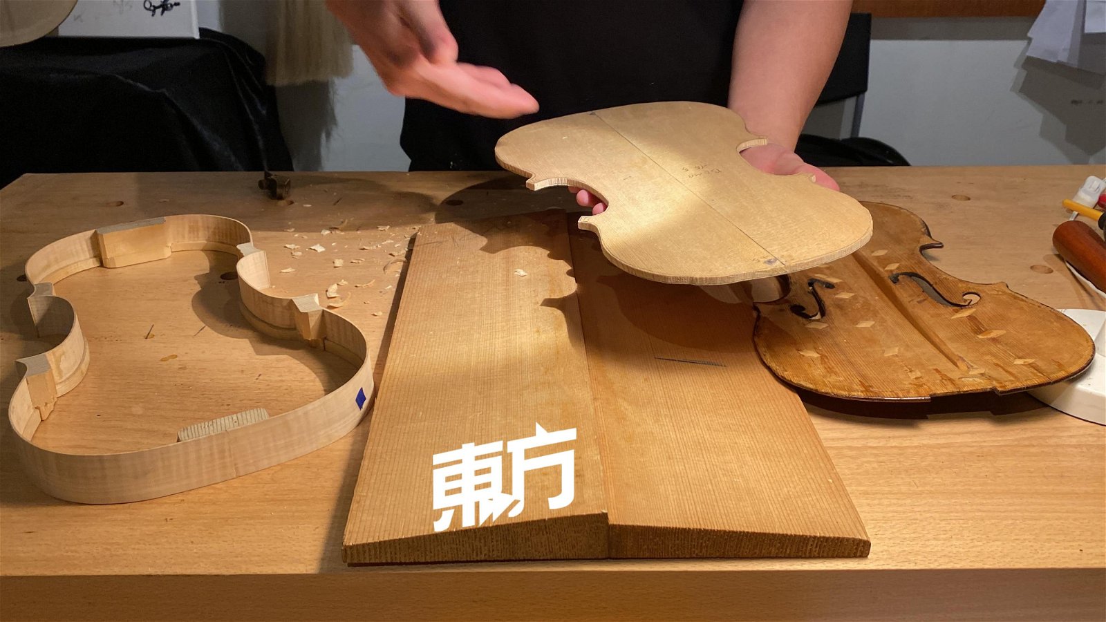 王祺伟自称自己就像是木匠人，每天都在削木，所以对他而言，他是非常赞成把“削木”这件事交给机器代劳，而他并不认为这会影响到小提琴的素质。