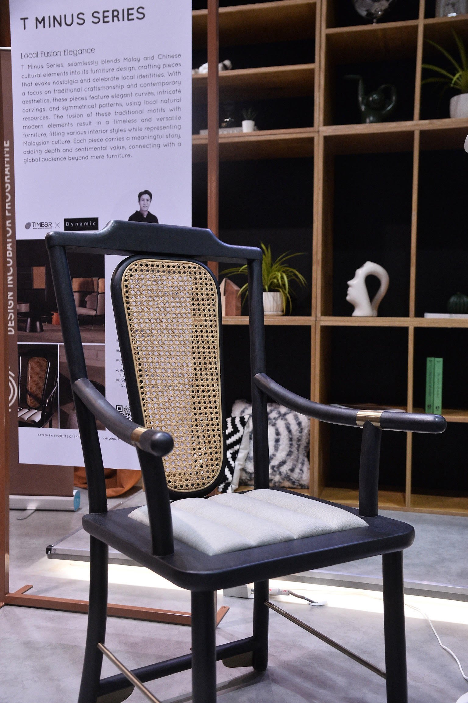 谢弦民分享，这张椅子的整体设计灵感是源自于“外婆坐船南下”的情景，包括波浪坐垫，象征的就是外婆“飘洋过海”来到马来西亚生活。