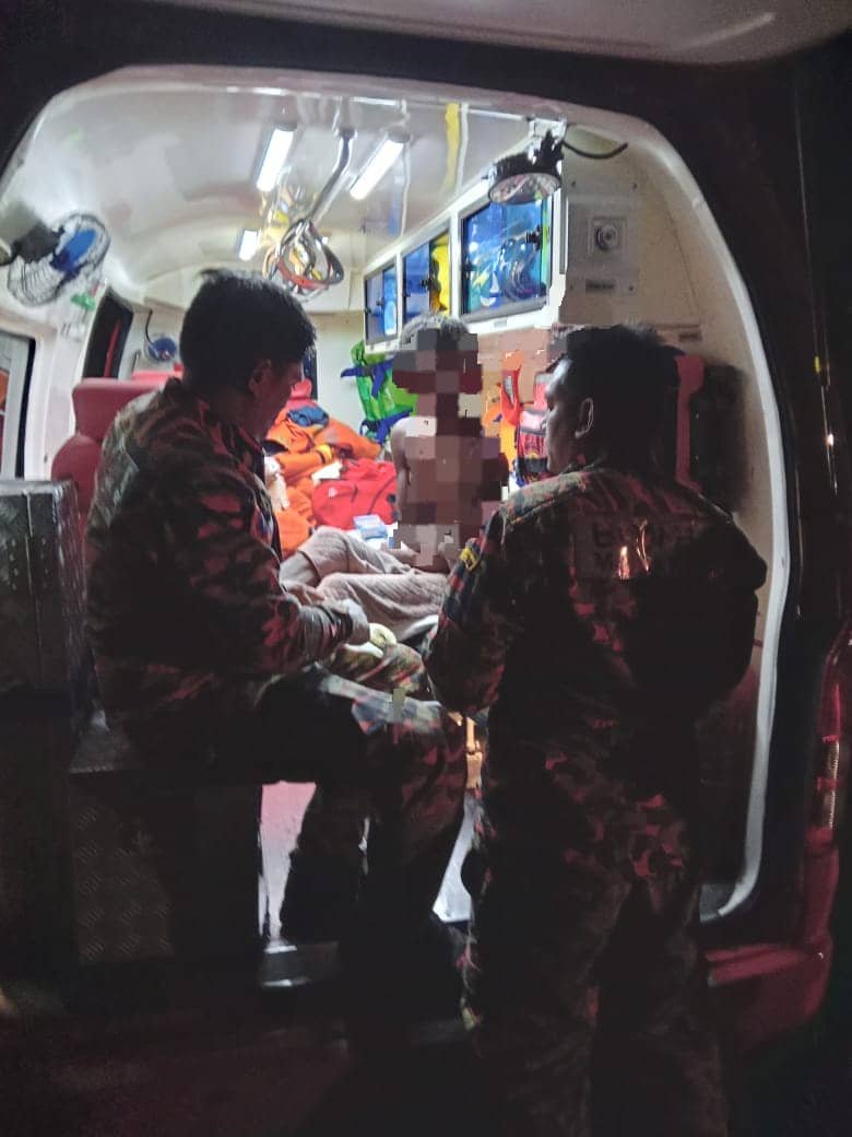 巫裔乐龄男子虽在住家失火时及时逃生，但背部仍遭轻微烧伤，由消拯局紧急医药救援服务队，送往斯里依斯干达医院救治。
