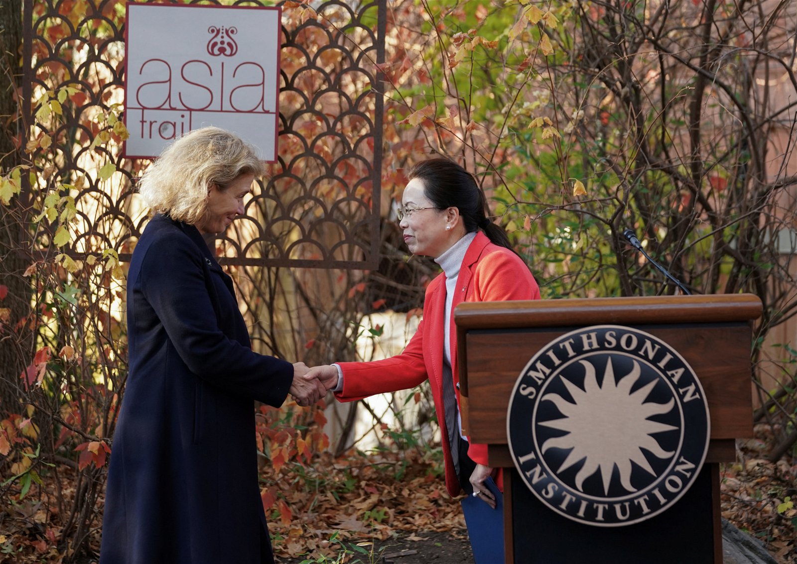 动物园园长史密斯（左）和中国驻美国大使馆公使徐学渊，在动物园简短的送行仪式上握手。（路透社档案照）