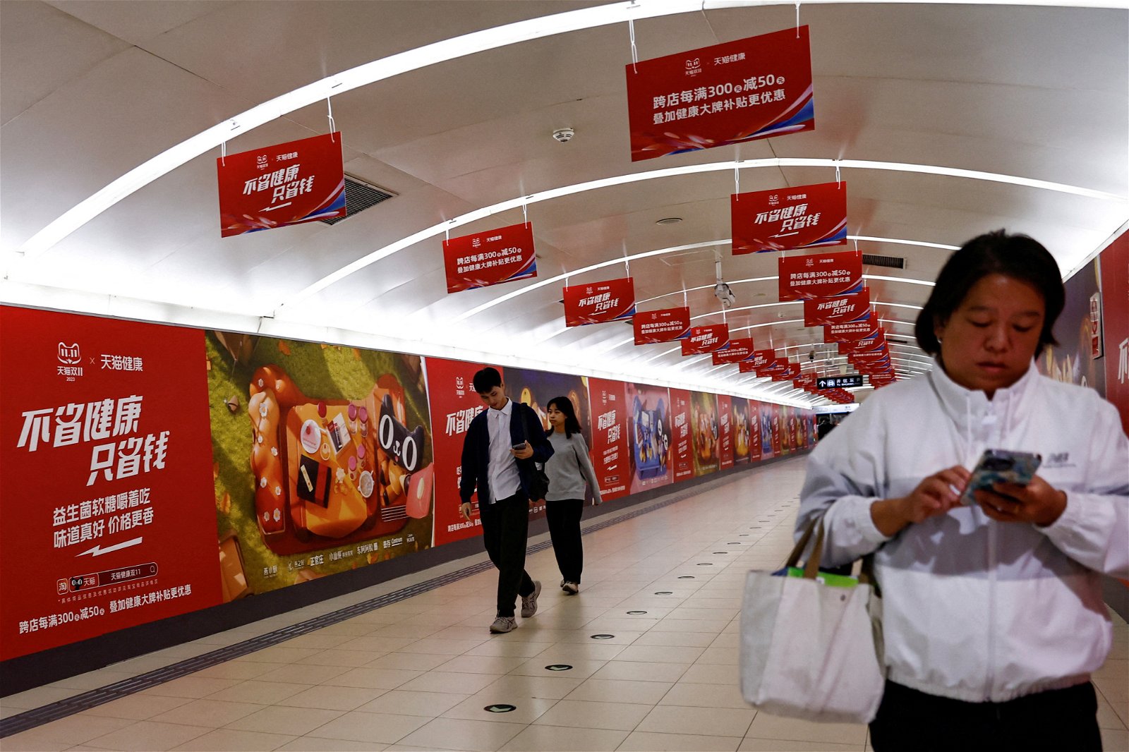 今年中国双十一电商购物节，各平台均主打低价策略。图为10月26日北京地铁站通道两侧电商大打双十一购物节广告。（图取自路透社）