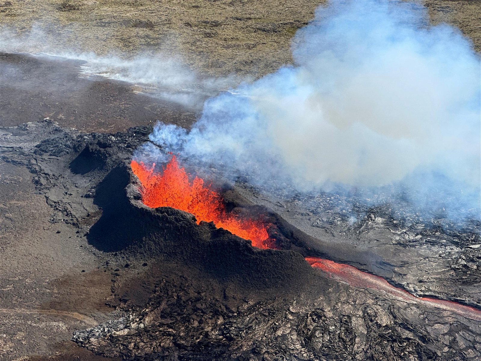 图为冰岛火山7月空拍时熔岩喷发的情况。（图取自冰岛民防局/路透社）