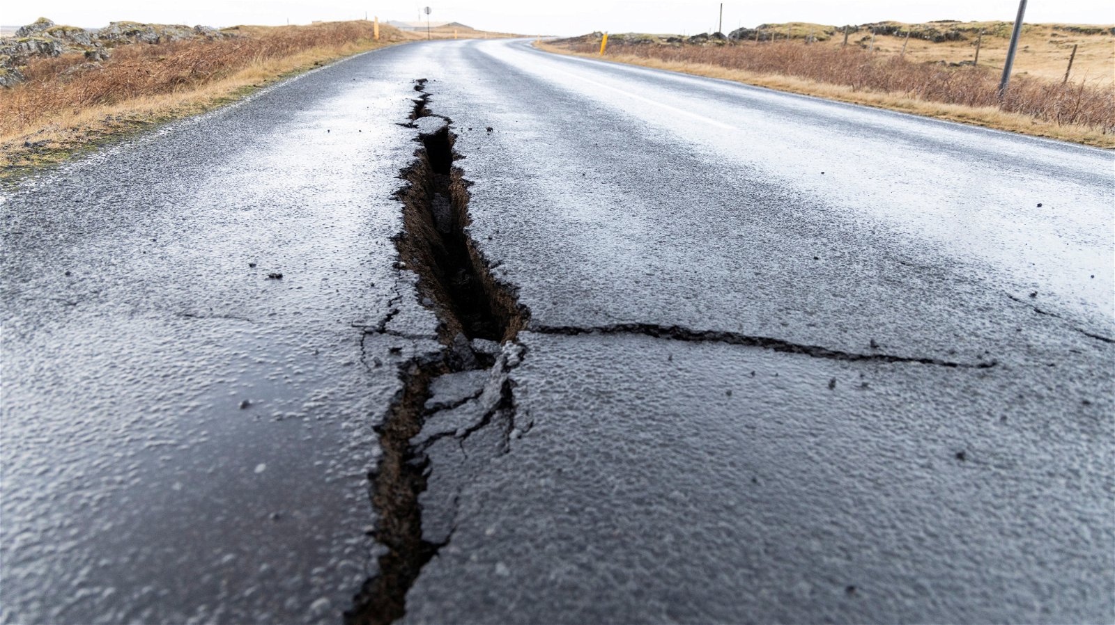 受持续的地震活动影响，格林达维克附近的地面出现裂缝开口。（图取自RUV/Ragnar Visage/路透社）
