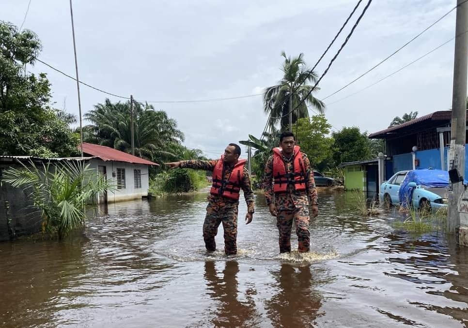基于发生水灾，下霹雳和吉辇县仍有来自101个家庭的347名水灾灾民，被安顿在5个临时疏散中心。（消拯局档案照）