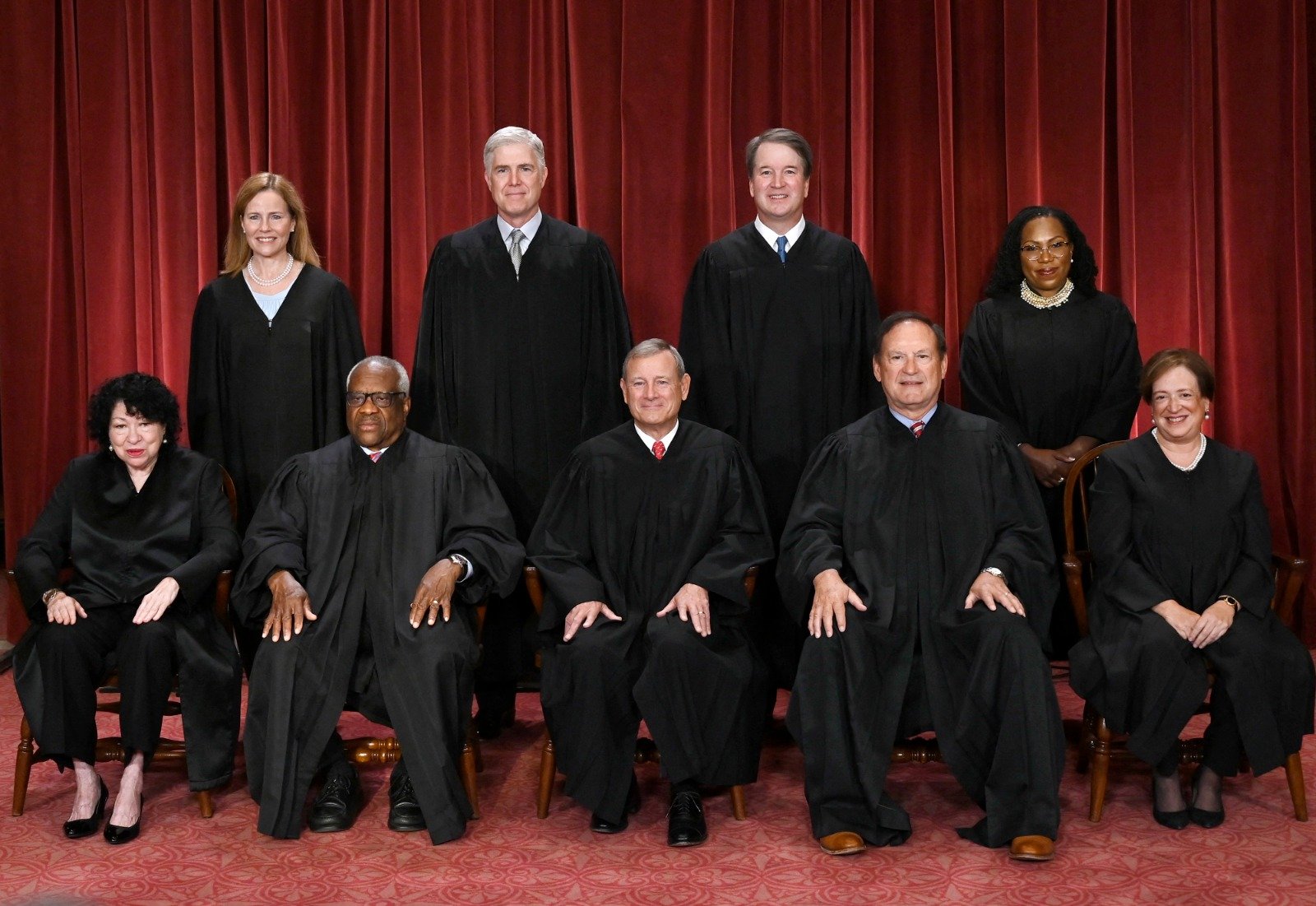 美国最高法院由一名首席大法官和8名大法官组成，图为9名大法官于去年10月7日的合影。（图取自法新社）