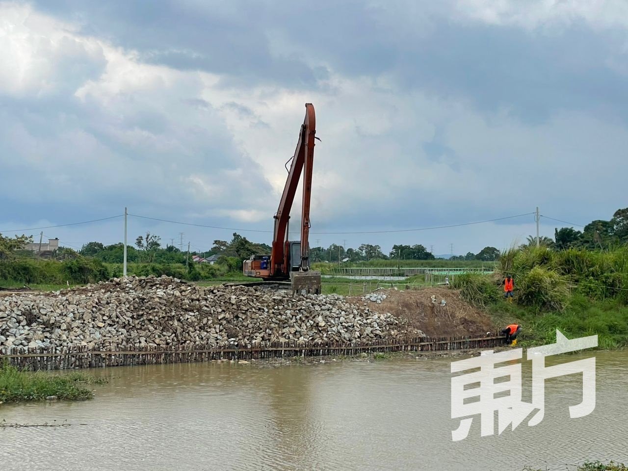 公共工程局展开清理、加强地基及河堤的工作。