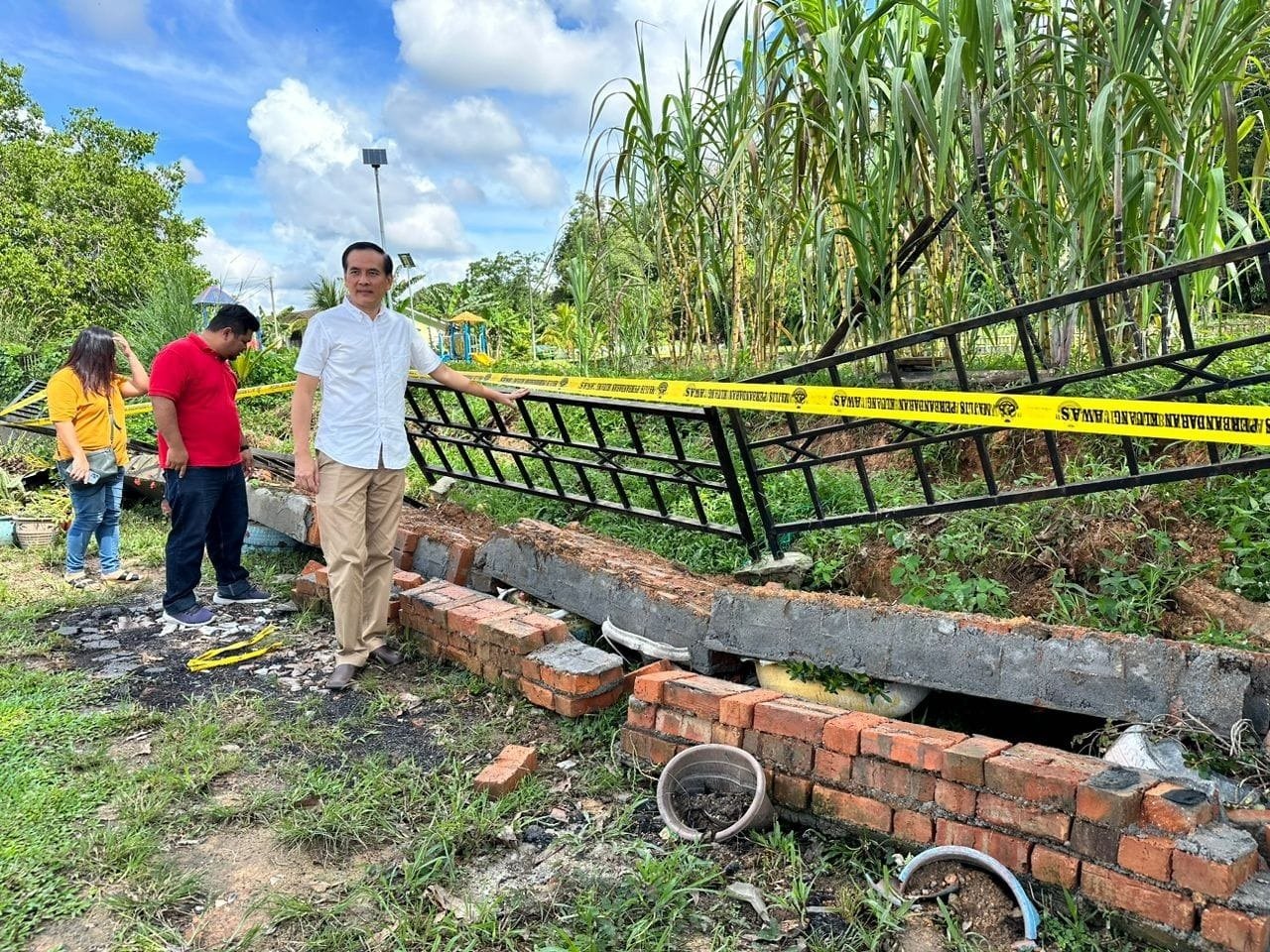 南峇山人民组屋休闲公园的围墙竣工仅一年，周二（14日）在暴雨中崩塌。