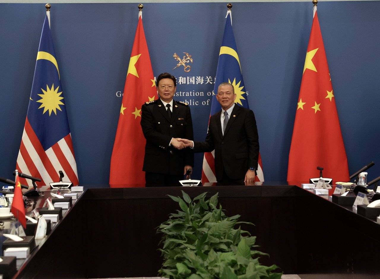 法迪拉和中国海关总署署长俞建华。