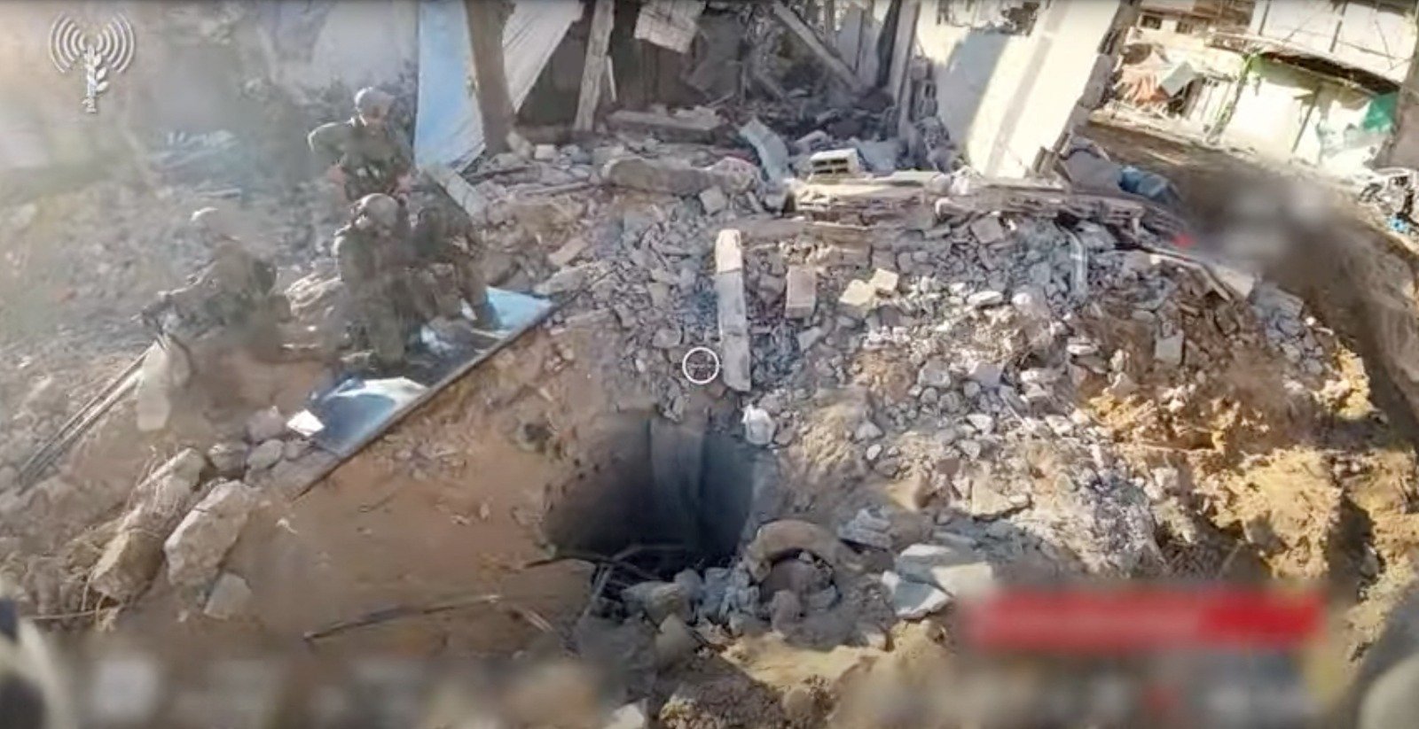 以色列军方周日发布视频称，在希法医院发现哈马斯武装分子使用的一条隧道开口。（图取自以色列国防军/路透社）
