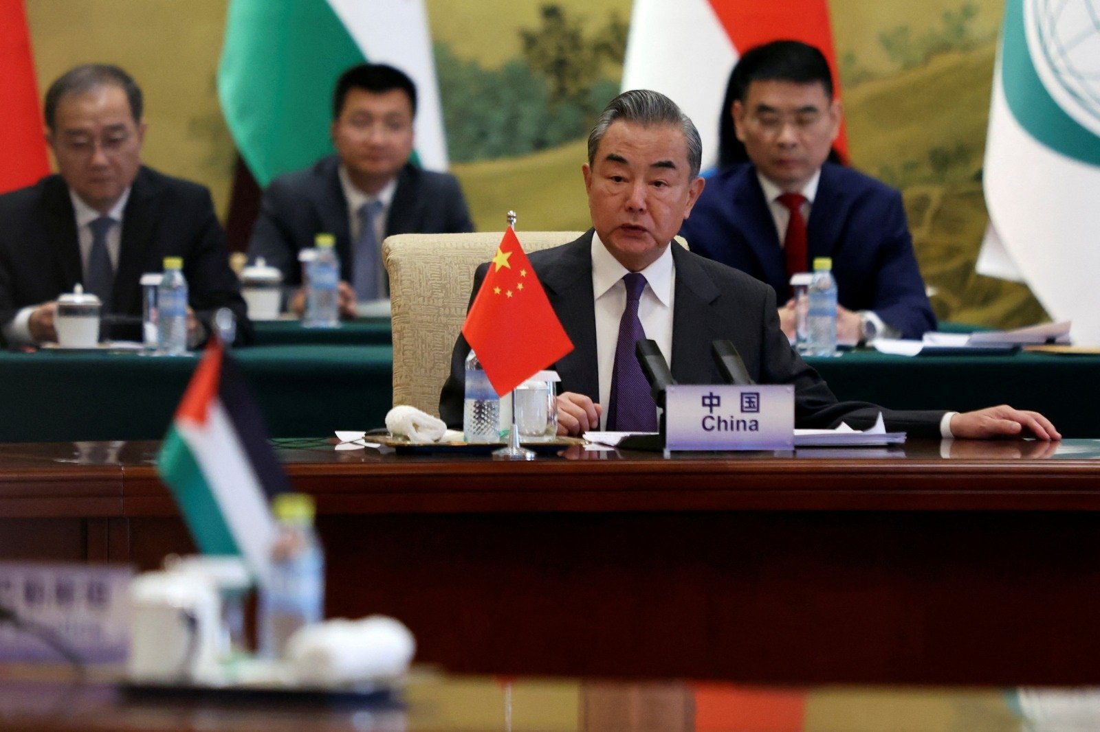 中共中央政治局委员、外交部长王毅表示，中国将致力于“尽快平息加沙战斗，缓解人道危机，推动巴勒斯坦问题早日全面、公正、持久解决”。（图取自路透社）